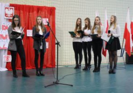 Uroczystość 99 rocznicy odzyskania przez Polskę niepodległości w ZSP w Malachinie z 15 stypendiami Marszałka Województwa Pomorskiego i pomocą dla Łukasza ze Śliwic