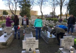 Wspólne sprzątanie Cmentarza Honorowego w Czersku